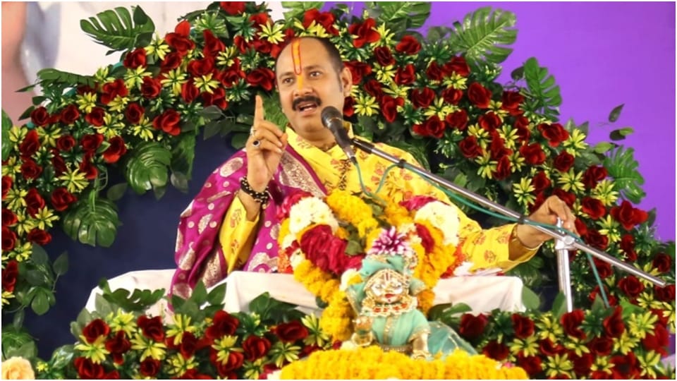 Crowd devotees gathered listen Shiv Mahapuran in Indore Pt Pradeep Mishra