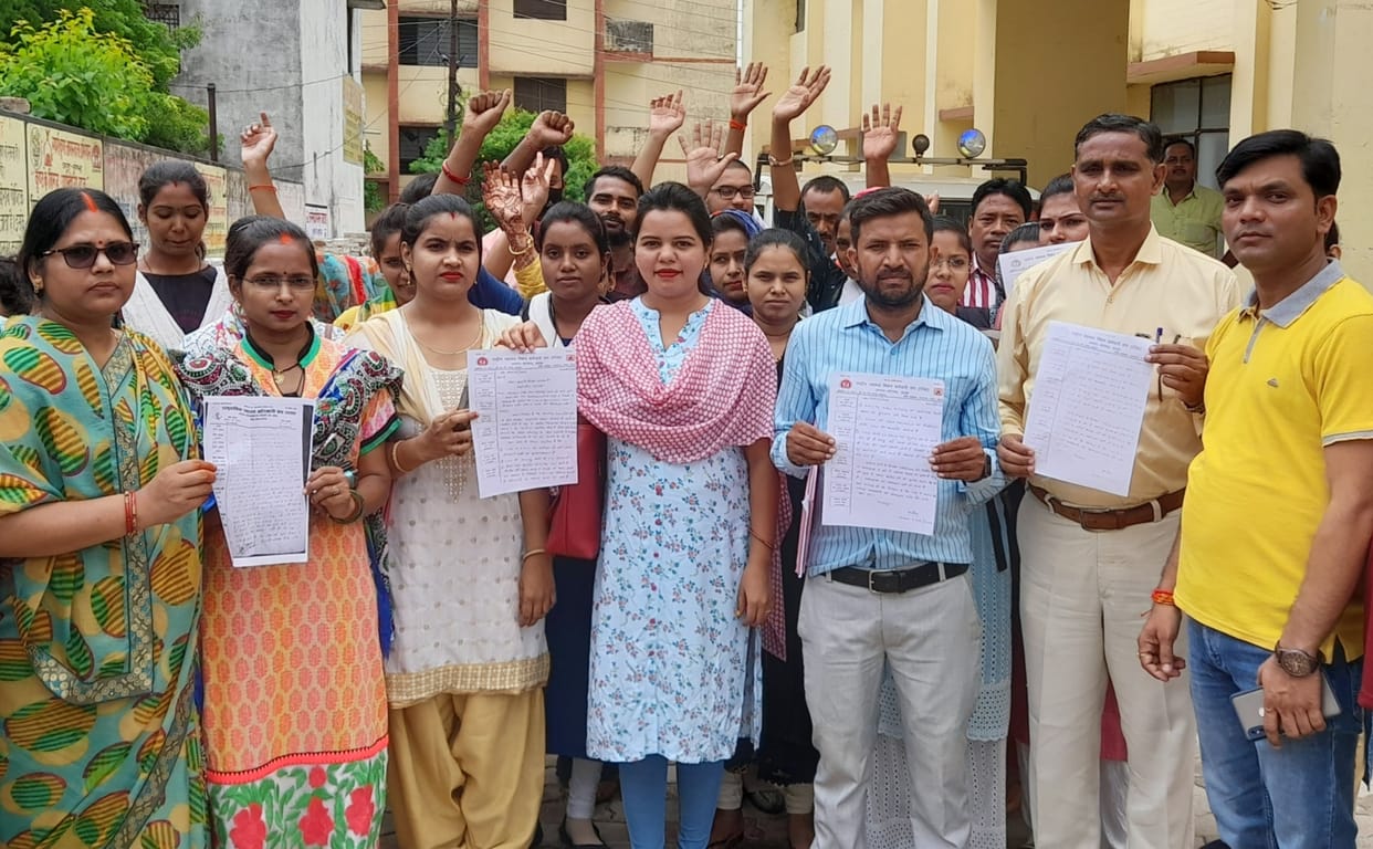 After the symbolic demonstration, contract workers handed over demand letter