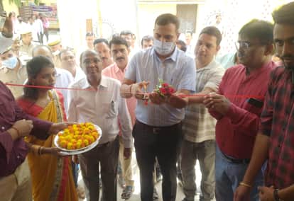 राबर्ट्सगंज ब्लड़ बैंक में अमर उजाला की ओर से रक्तदान शिविर में फीता काटकर शुभारंभ करते डीएम चंद?