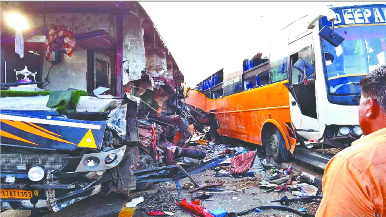 Double Decker Bus Accident on Purvanchal Expressway in Barabanki 8 People Died Latest News see Photos