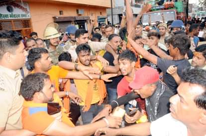 संभल के आर्य समाज रोड पर कांवड़ पर थूकने और पथराव का आरोप लगाकर हंगामा करते कांवड़ियों को समझाती ?