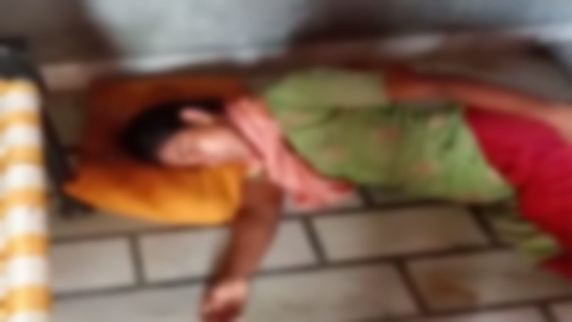 The peoples have beaten up a woman by sticks and video viral in Saharanpur