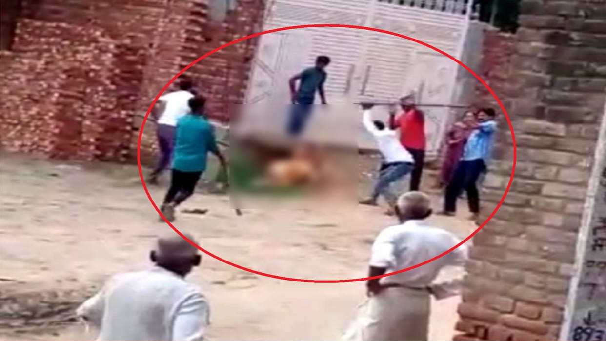 The peoples have beaten up a woman by sticks and video viral in Saharanpur