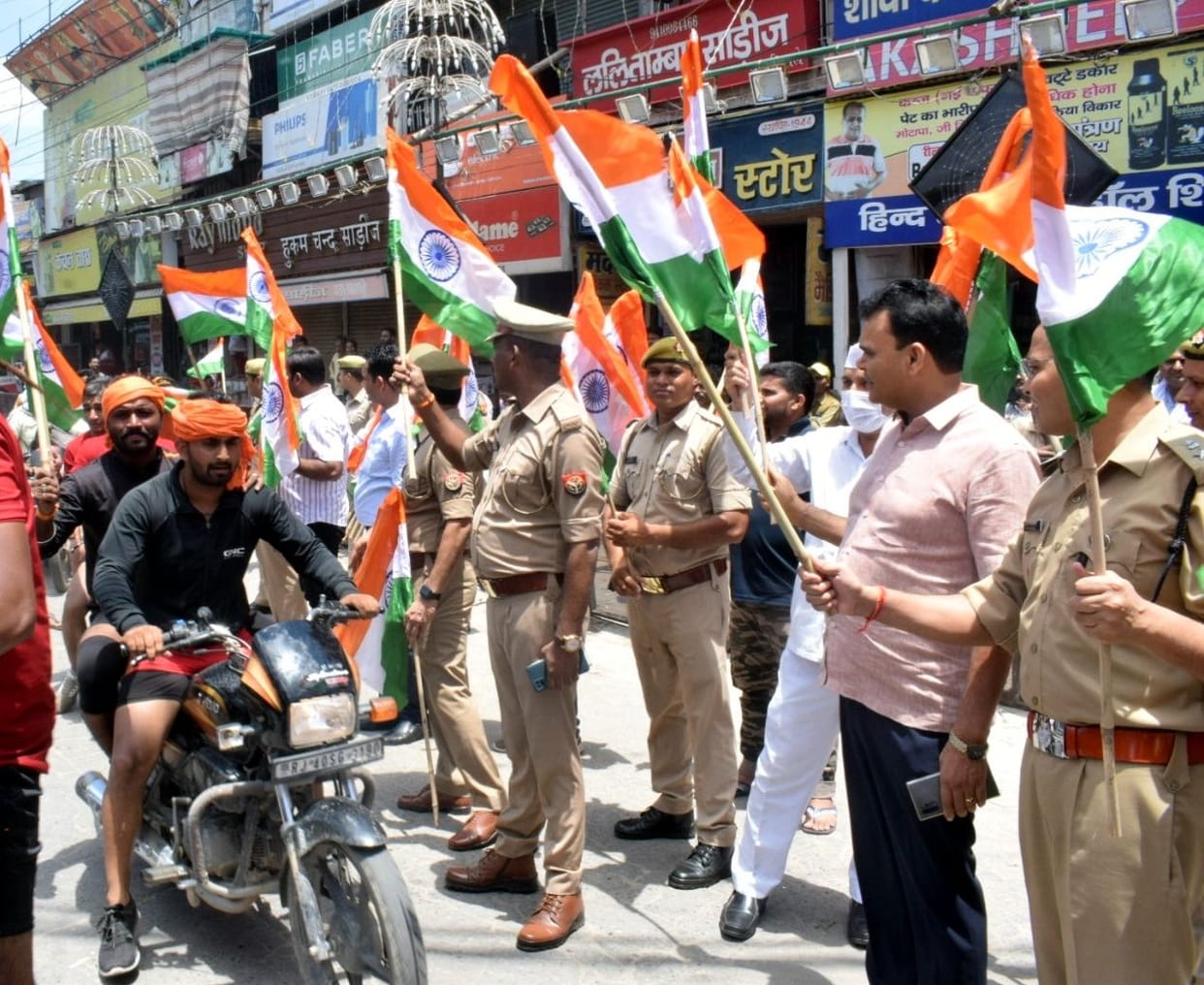 DM, SSP distributed tricolor to Kanwariyas