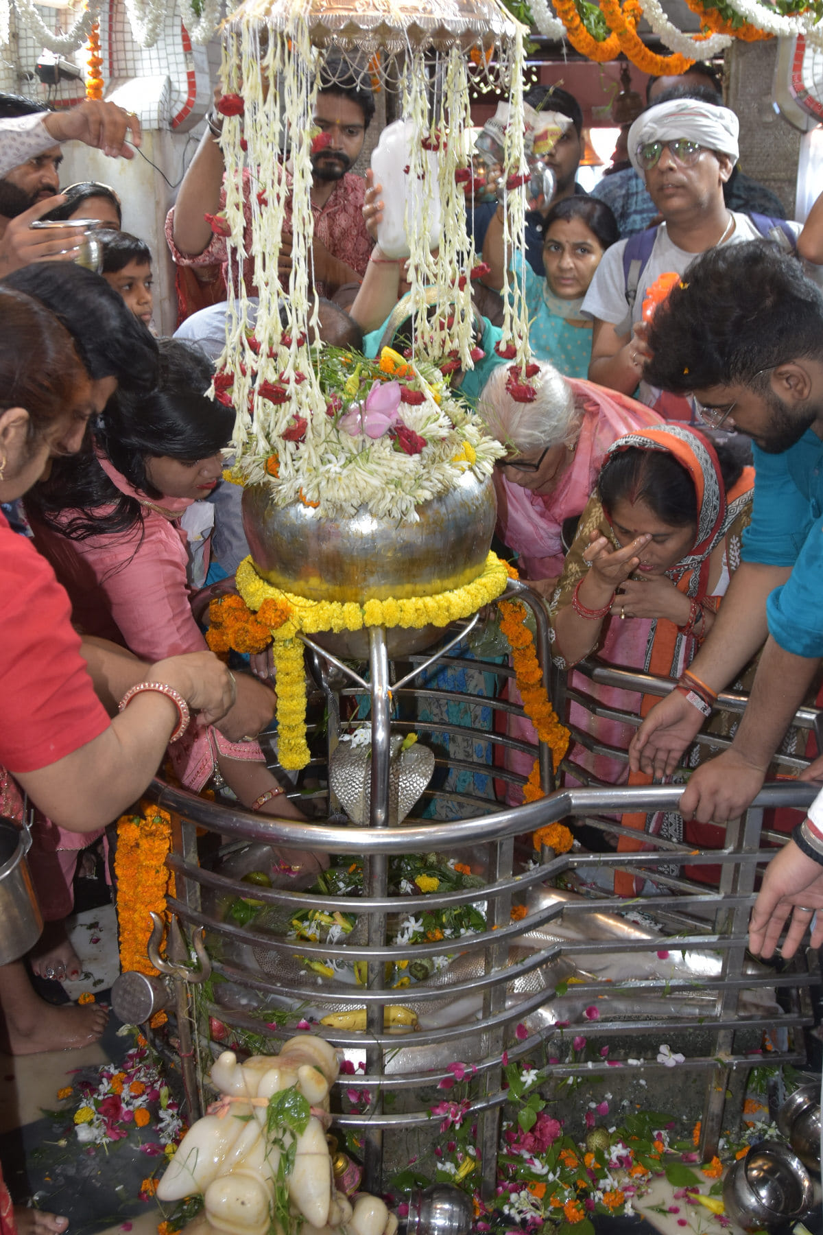 Jalabhishek done with the cheers of Har Har Mahadev on Shivratri