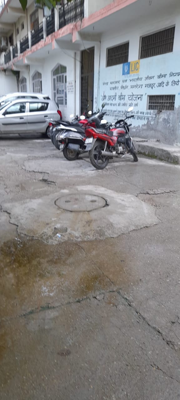People upset due to leakage of sewerage chamber