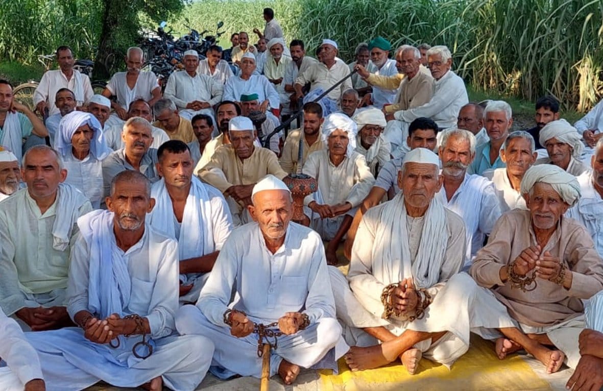 Farmers demonstrated by chaining themselves