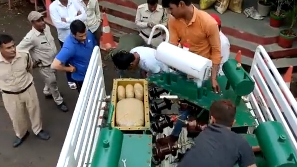 Ncb Caught a Smuggler with 260 Kg 0f ganja From the mini Truck in indore