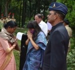 अल्मोड़ा में शहीद हरीश देवड़ी की पत्नी सावित्री देवड़ी को शाल ओढ़ाकर सम्मानित करतीं डीएम वंदना ?