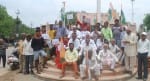 हाथरस : आगरा रोड स्थित भगत सिंह पार्क पर धरना-प्रदर्शन करते कांग्रेसी।   संवाद
