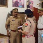 अधिवक्ता के घर में मौजूद एसपी चारू निगम व इंस्पेक्टर रवि श्रीवास्तव