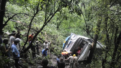 Shimla Bus Accident, Youth Remains buried under the bus for three hours, chaos at the scene