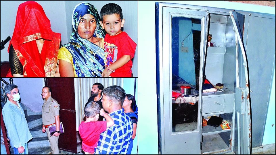 miscreants put knife on the neck of son and threatened to kill the woman in agra