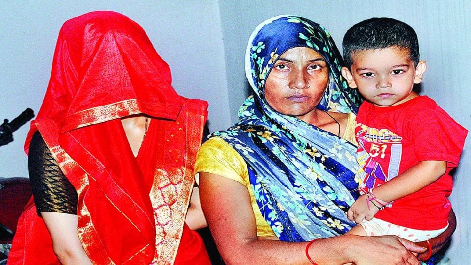 miscreants put knife on the neck of son and threatened to kill the woman in agra