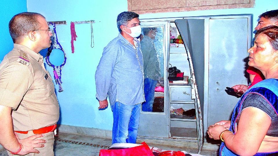miscreants put knife on the neck of son and threatened to kill the woman in agra