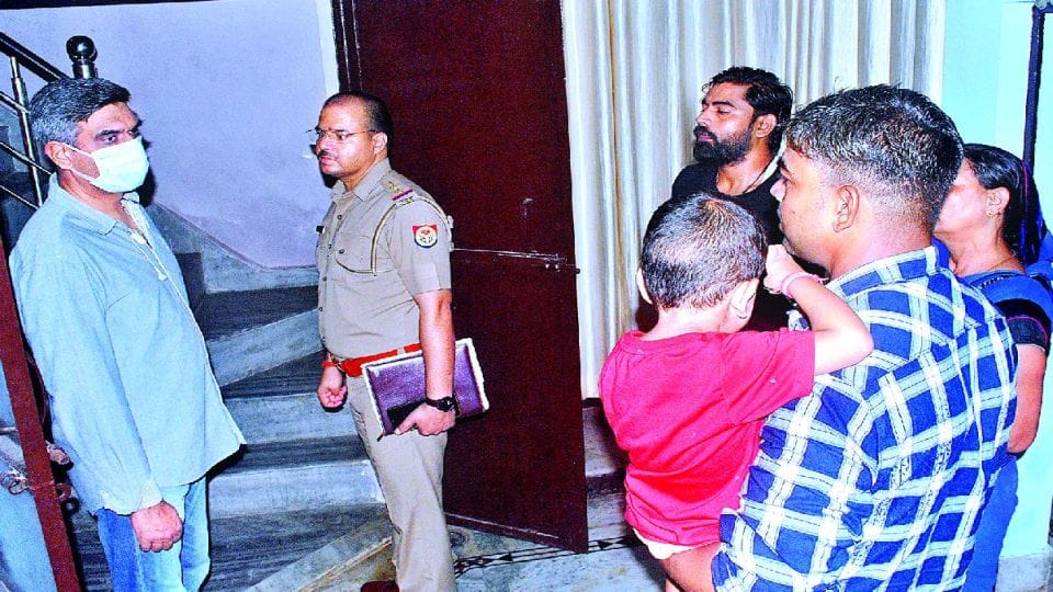 miscreants put knife on the neck of son and threatened to kill the woman in agra