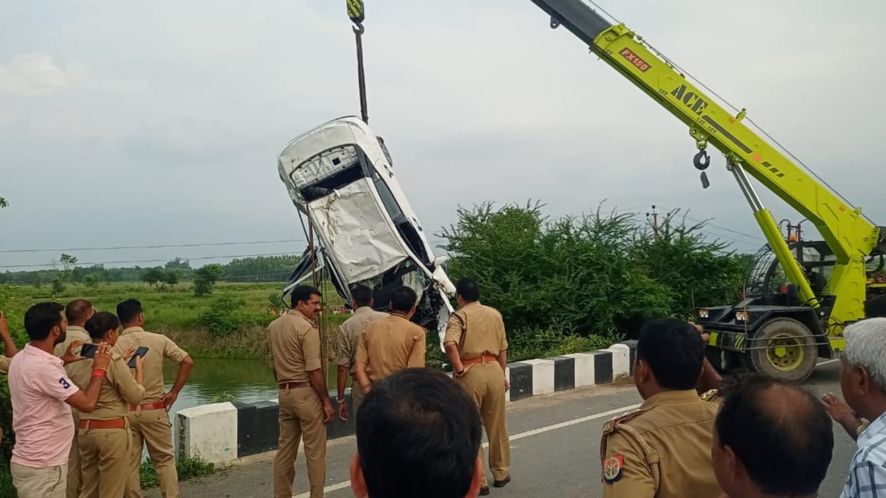 A fast running SUV falls in a deep kund in Balrampur.