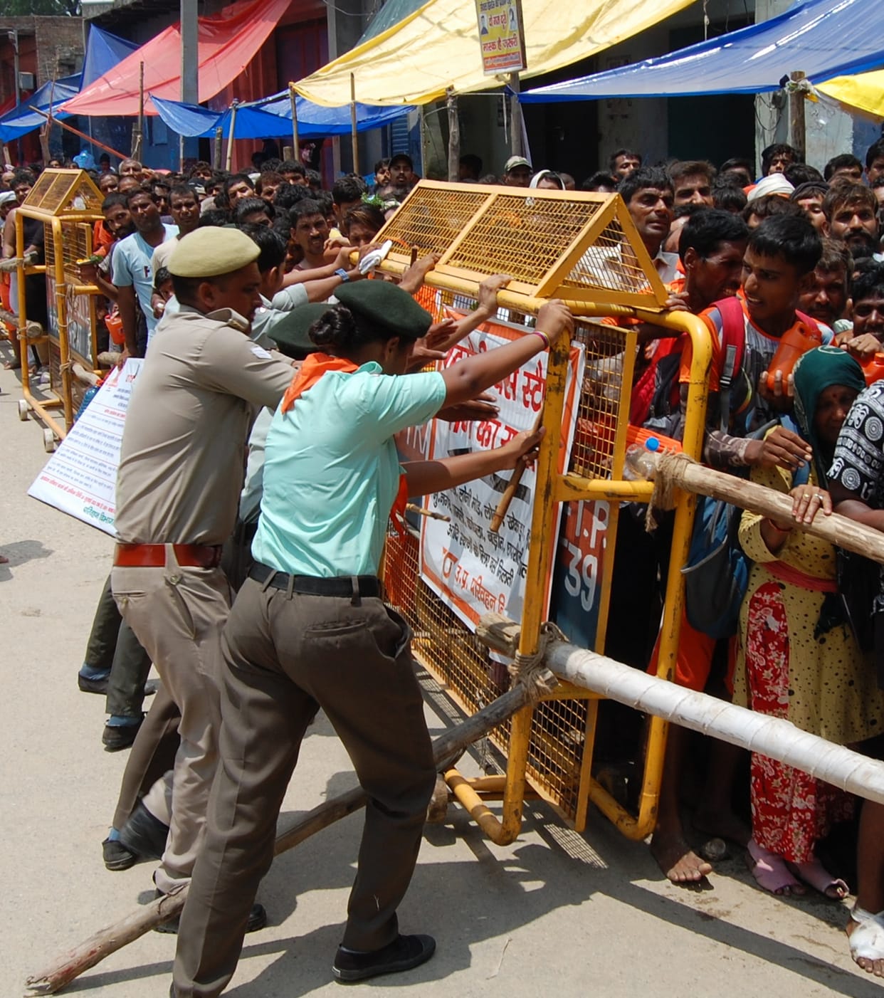 12 Kanwariyas injured after getting trapped in barricading and falling