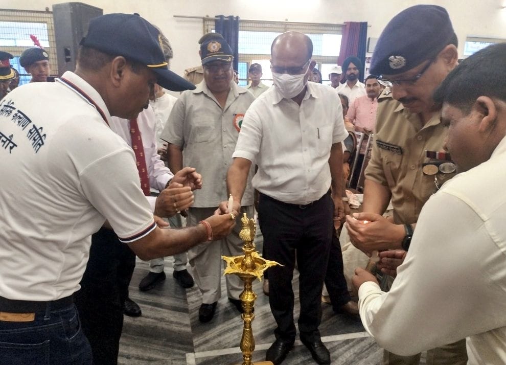 15 Military Officers and Veer Naris honored