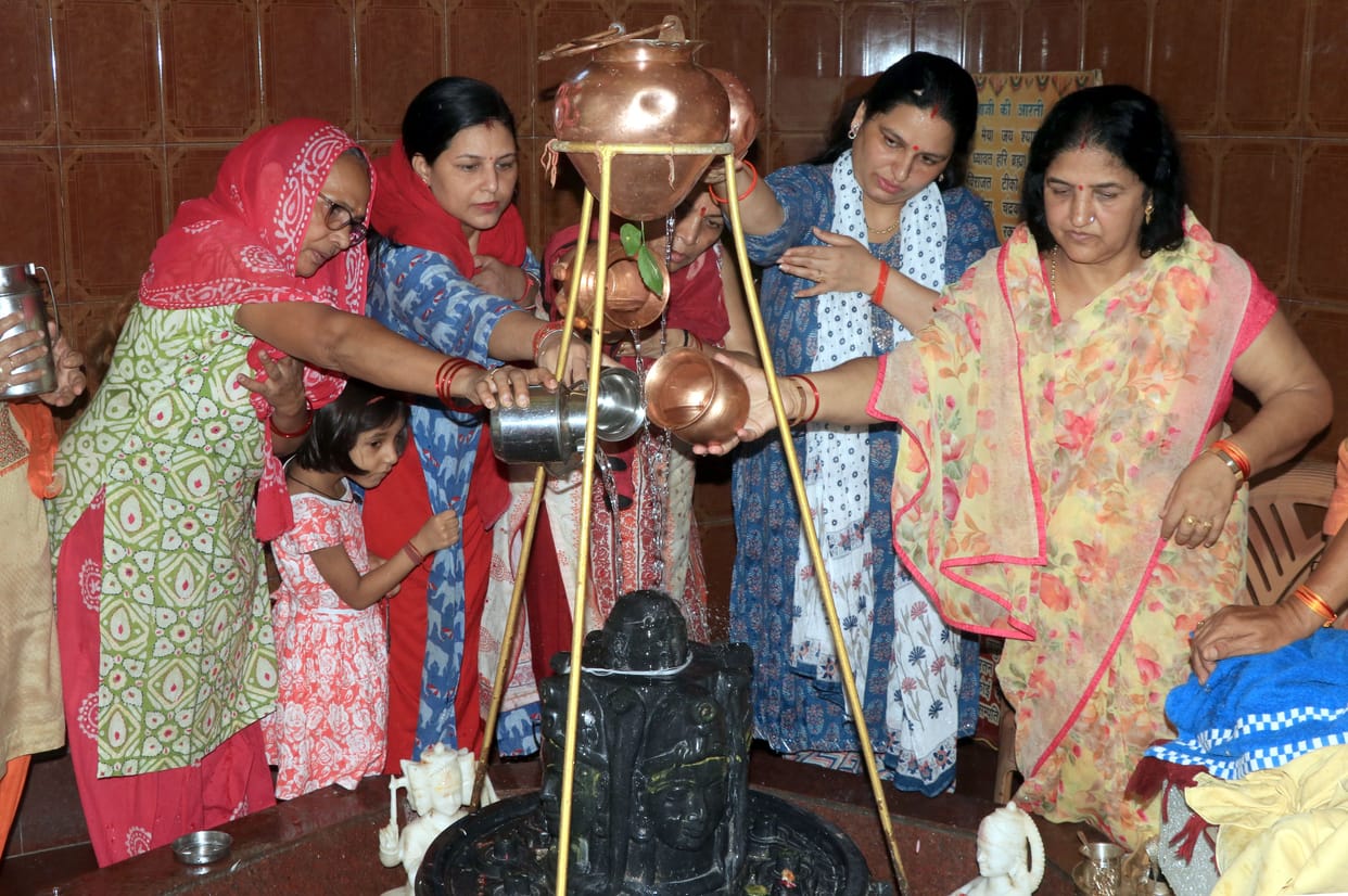 After performing Jalabhishek, the innocent sought happiness and prosperity