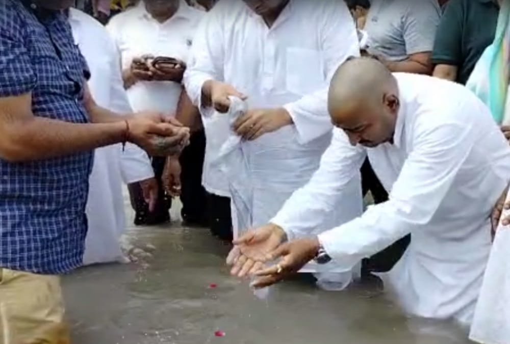 Haridwar News: ashes of DGP Ashok Kumar mother Savitri Devi immersed in Ganges