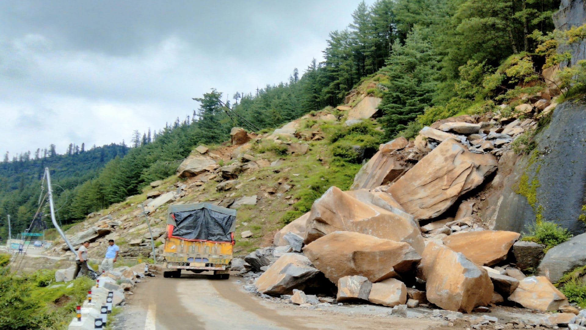 Himachal weather, Cloud burst at two places in Lahaul, two died due to blowing and lightning in Kangra