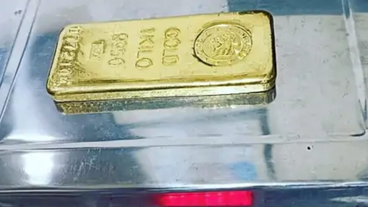 One kg gold caught from under seat of airplane in Jaipur