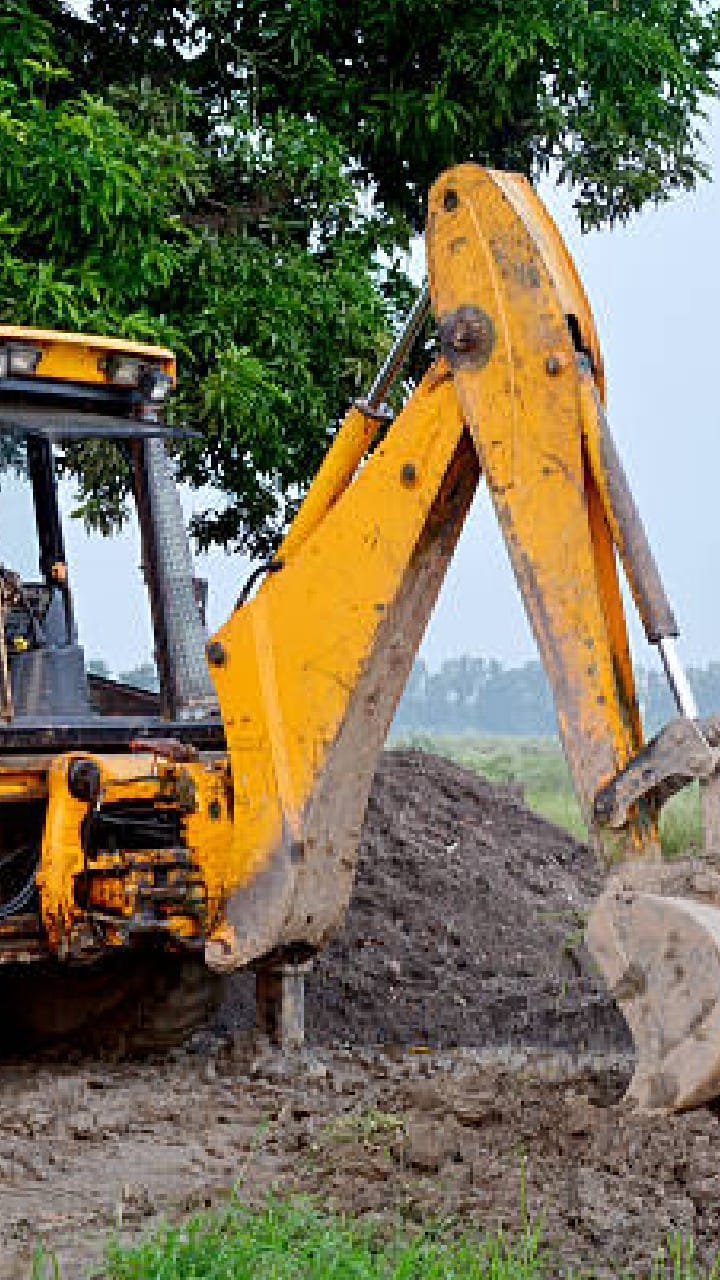 JCB runs on illegal tomb built in Rajaji Tiger Reserve encroachment removal campaign Uttarakhand news in hindi