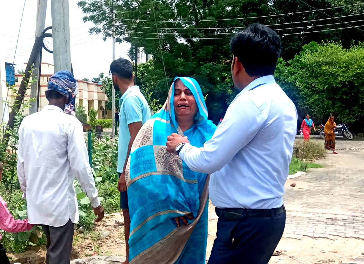 The young man slipped while climbing the Shatabdi in Etawah, died on the spot