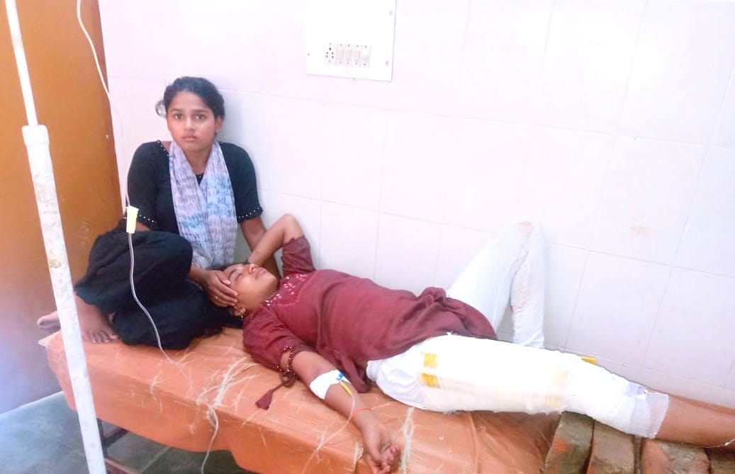 Bike riding youth dies due to pickup in Mahoba, two girl students also injured