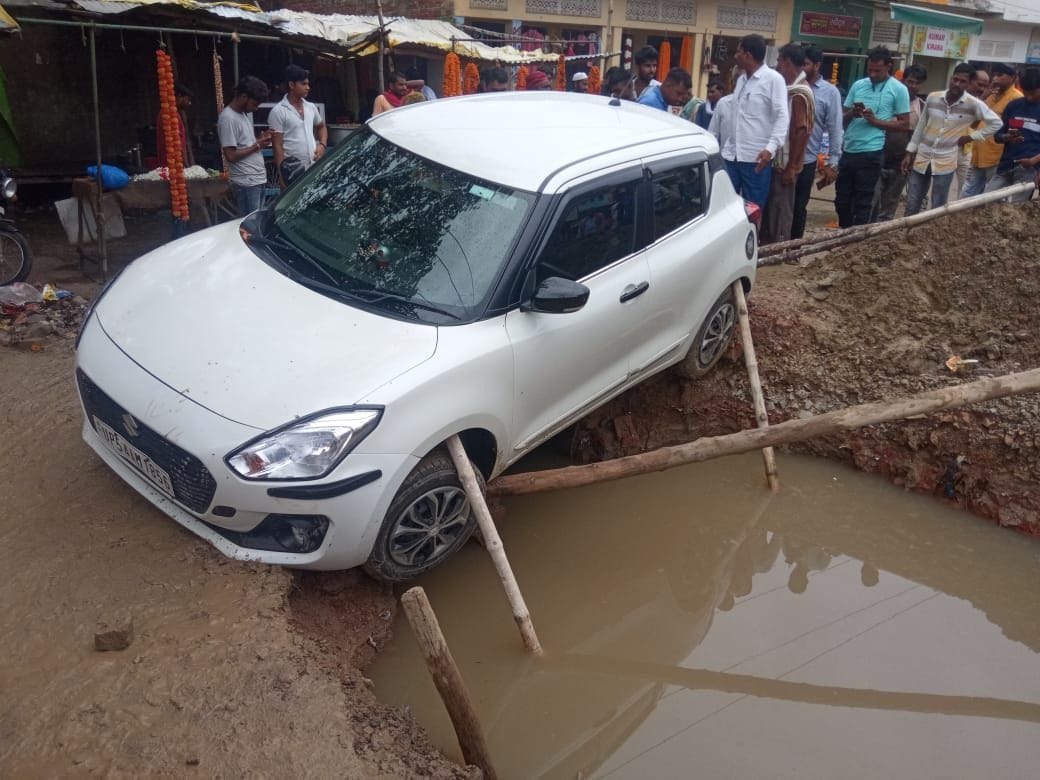 The car fell in the pit dug for the construction of the drain