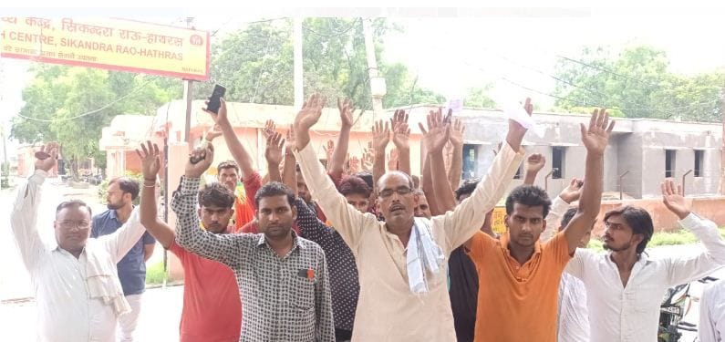 Hathras: Farmer dies after being hit by current running in tree