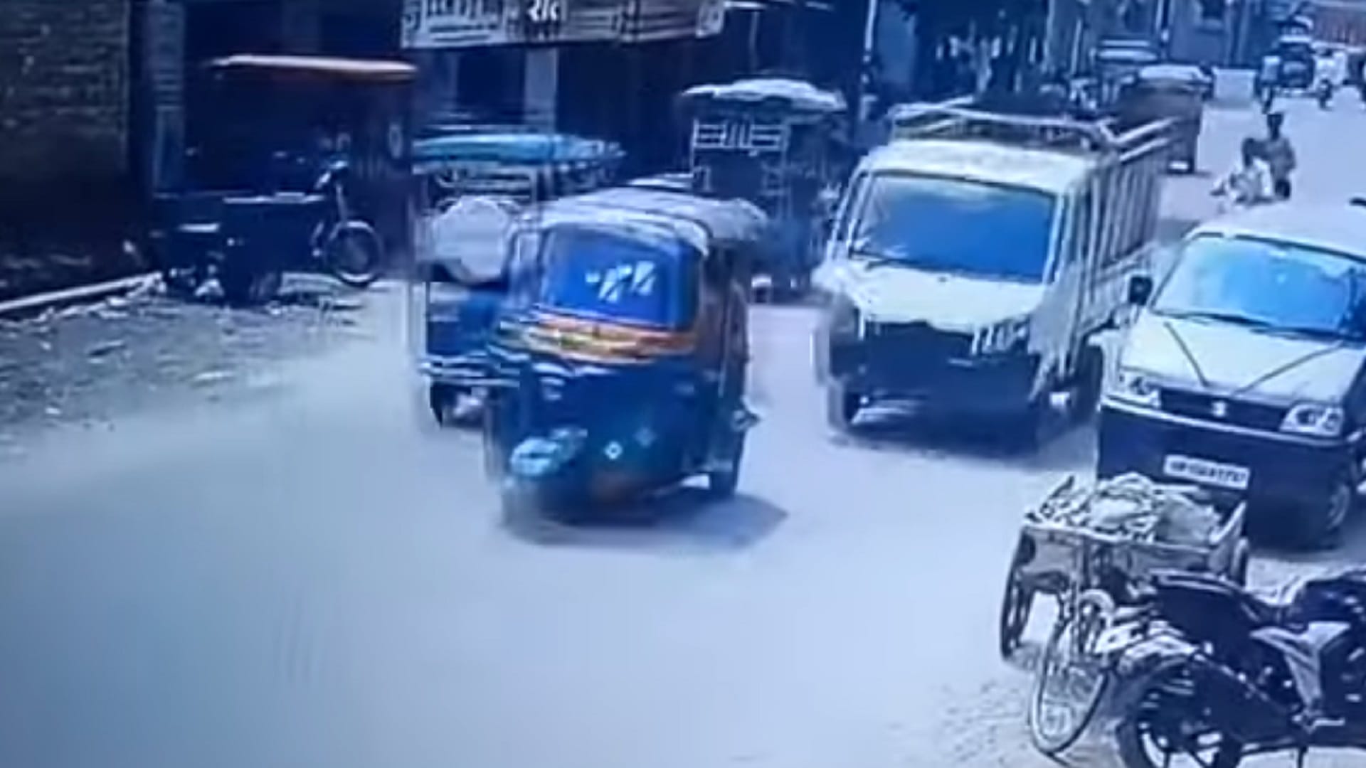 A youth has died in road accident in Meerut and see live pictures