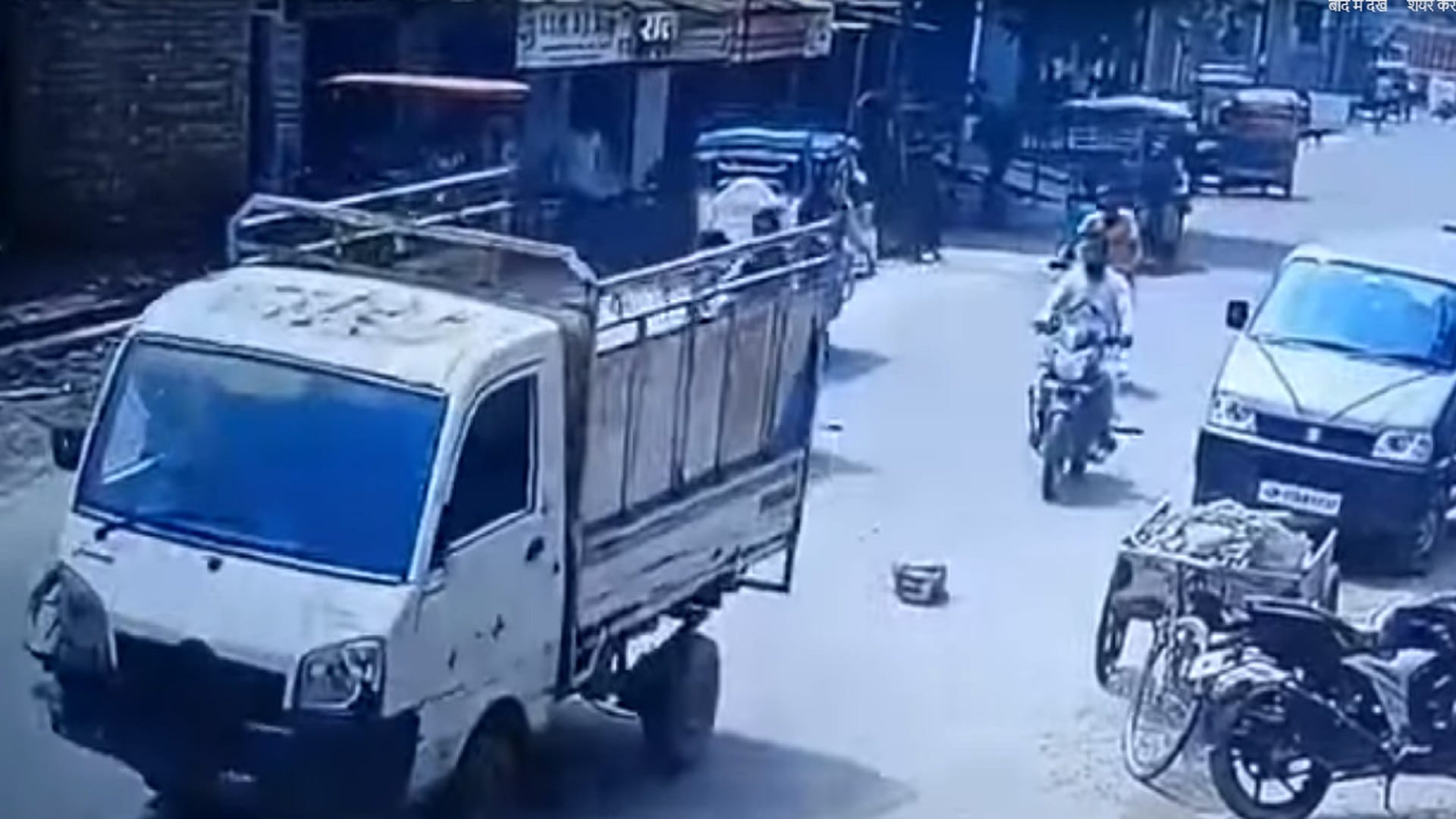 A youth has died in road accident in Meerut and see live pictures