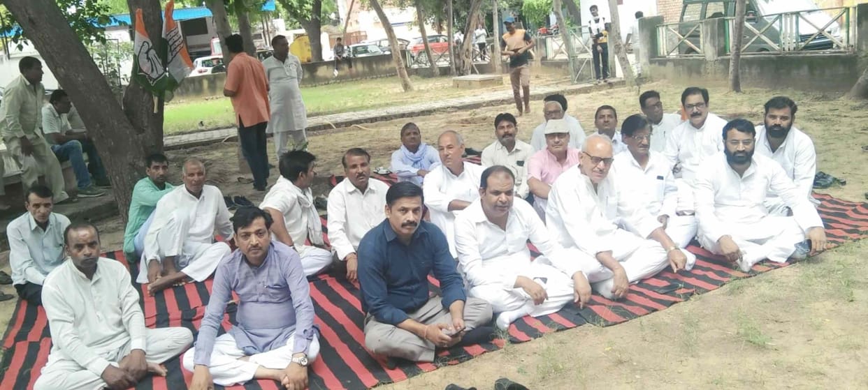 Congress workers did satyagraha in the city council