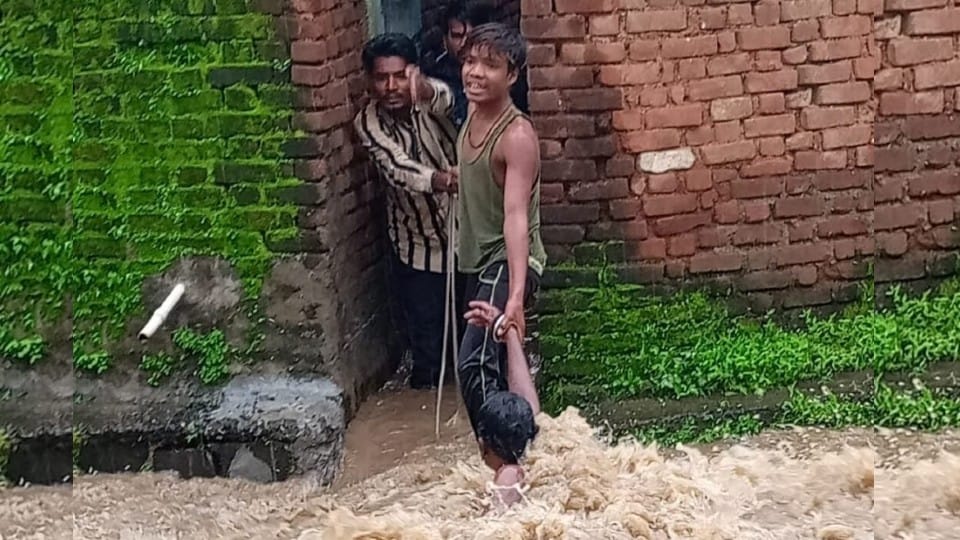 Madhya Pradesh: Two hours of heavy rain in Chhindwara, people rescued three children who were flowing