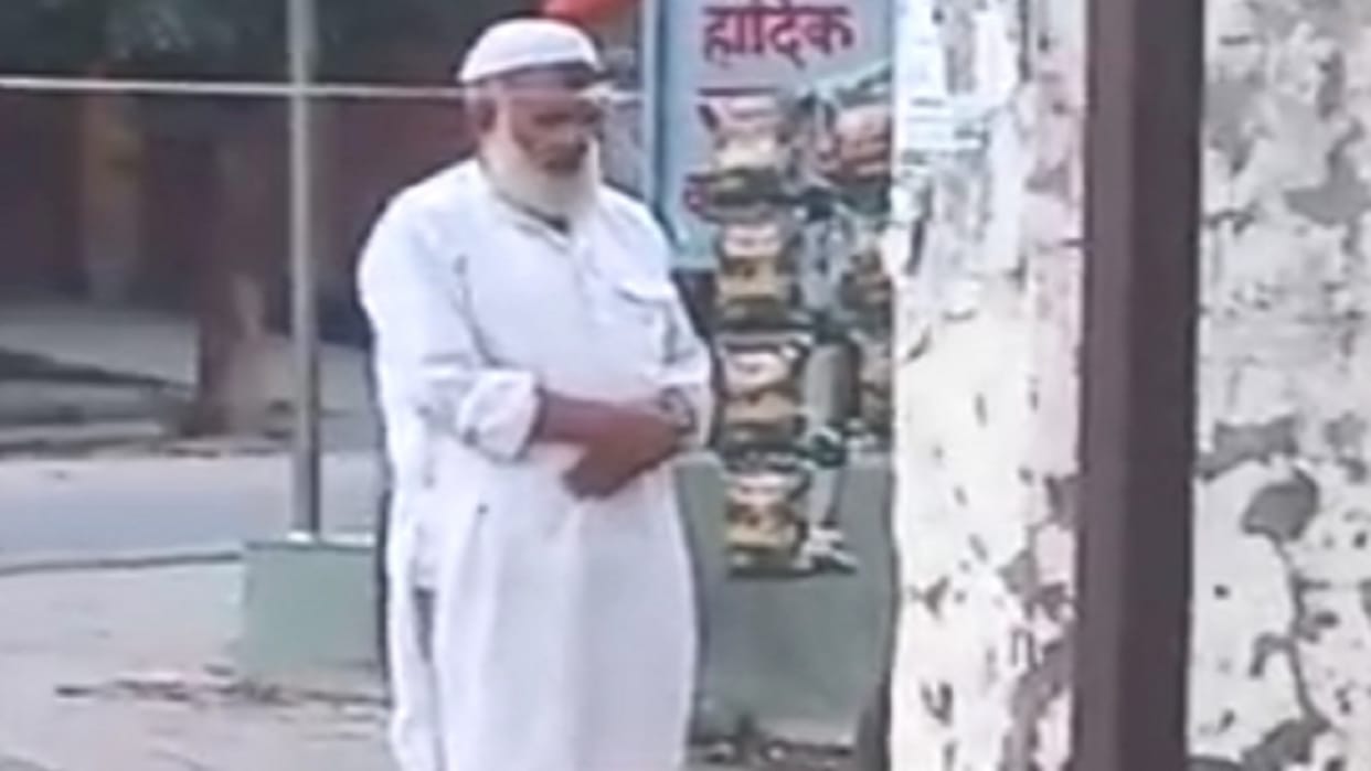 Video of offering Namaz in a public place goes viral
