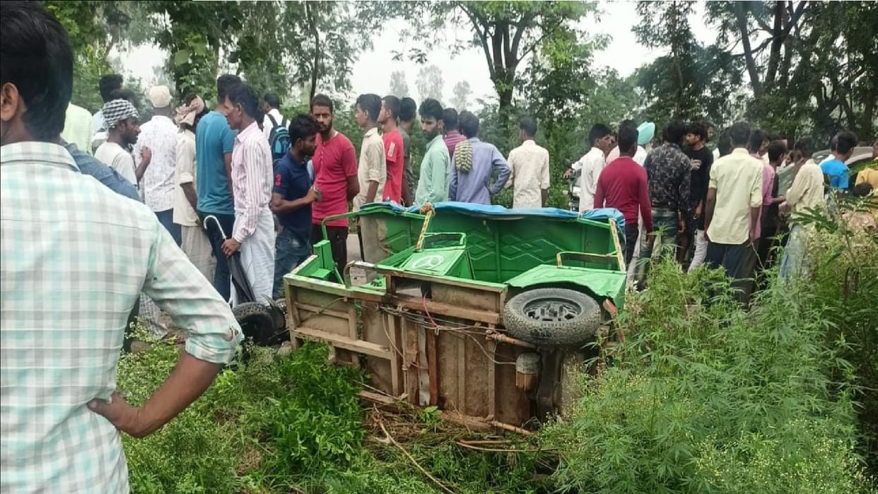 Uncontrolled car rams into e rickshaw Rampur Road Accident