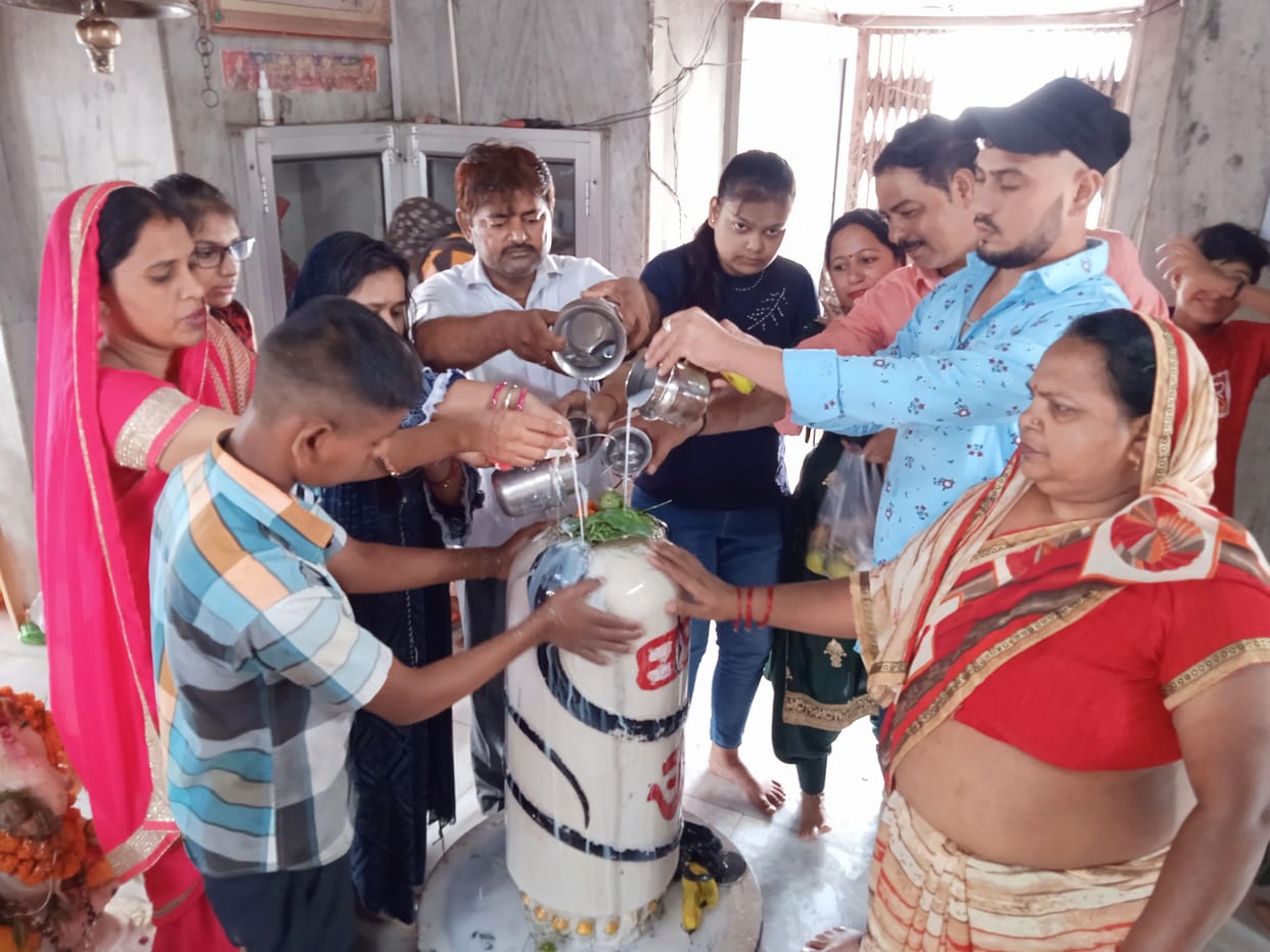 Shiva devotees celebrated the festival of Shivratri with pomp, the bombs echoed in the temples throughout the day