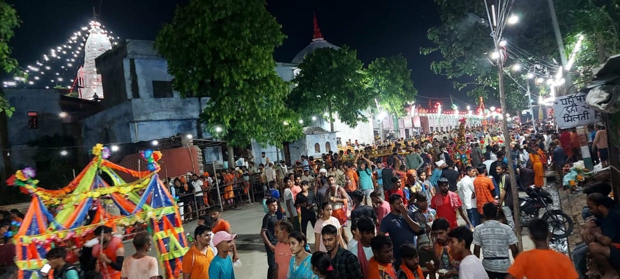 Gangajal and long queues in hands, Kanwariyas reached the door of the innocent