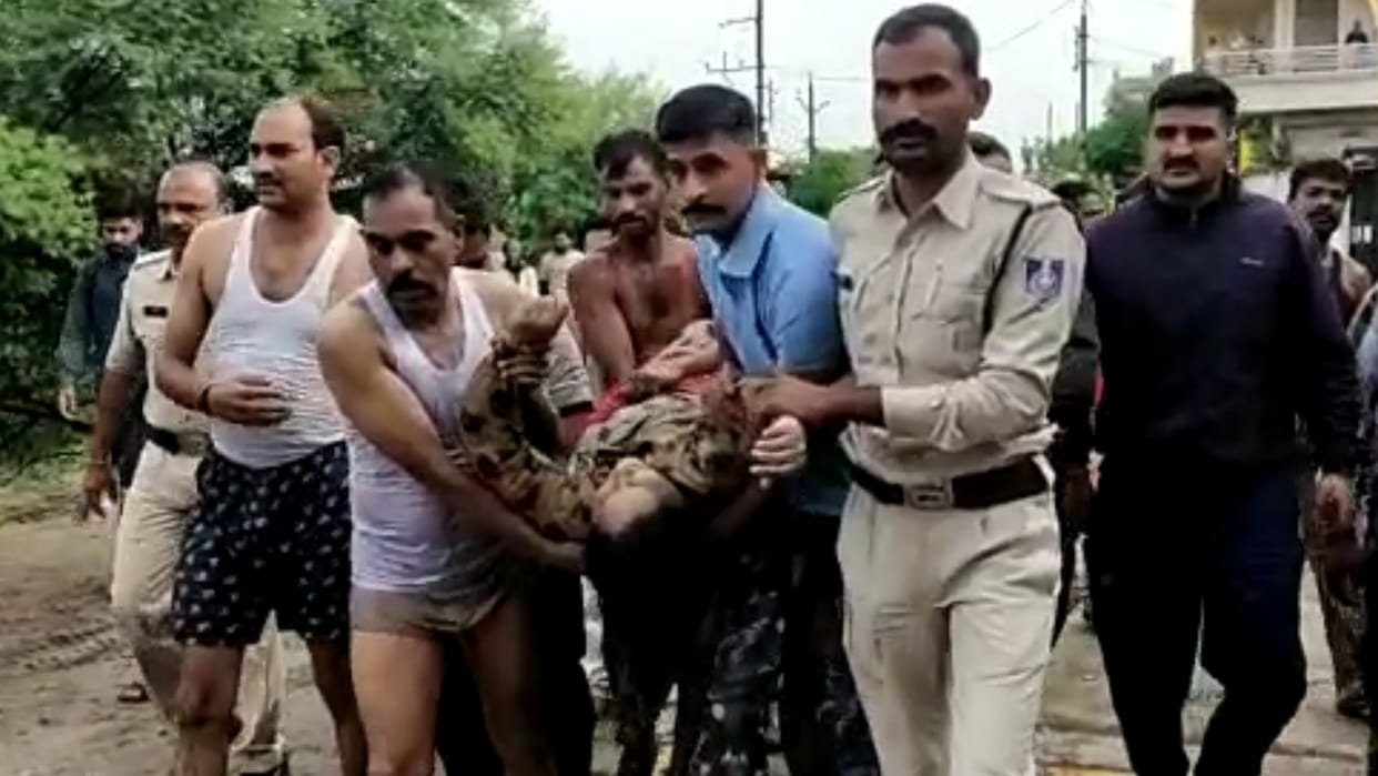 policeman and a young man saved the life of a woman who jumped into the river