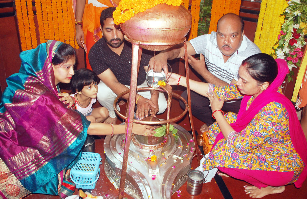 Lord Ashutosh's Jalabhishek took place in the pagodas, the chants of Har Har Mahadev resonated
