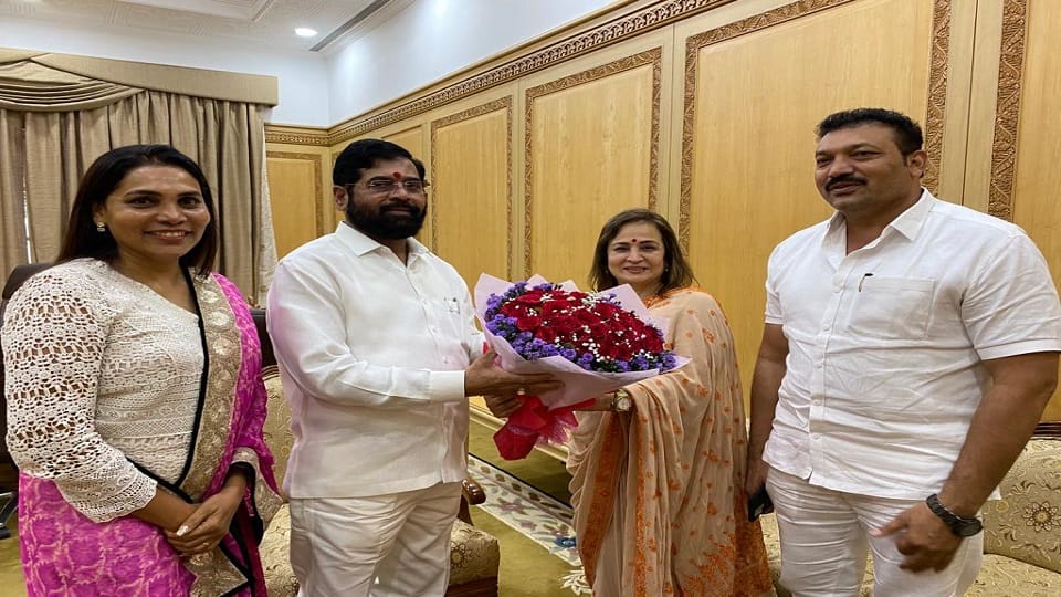Bal Thackeray Daughter in Law Smita thackeray Meets Maharashtra CM Eknath Shinde In Hindi