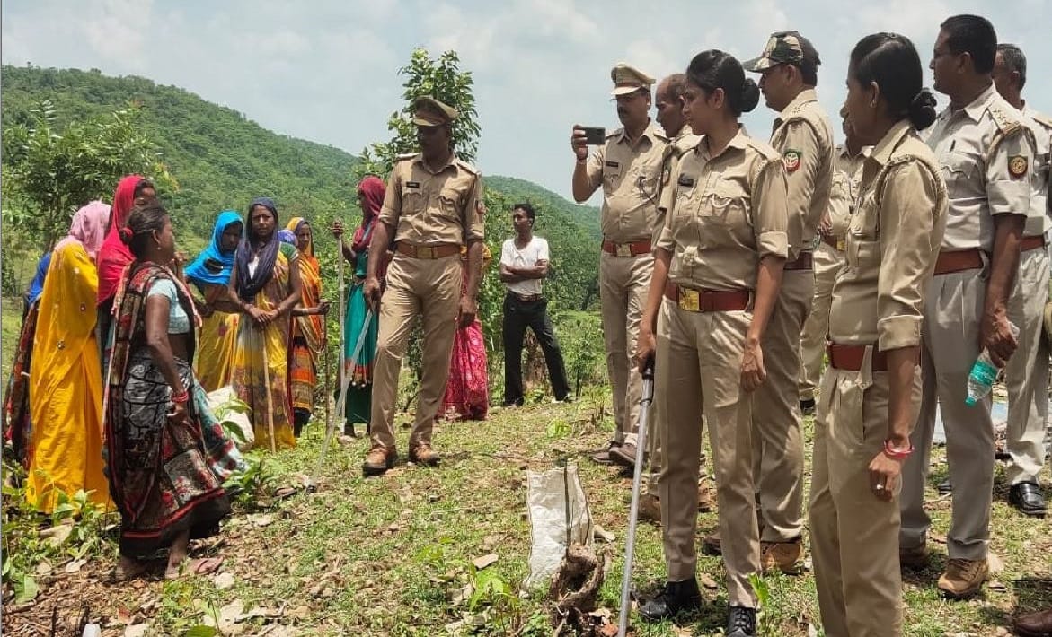 Women entangled with the team that went to remove encroachment in sonbhadra 60 arretsed