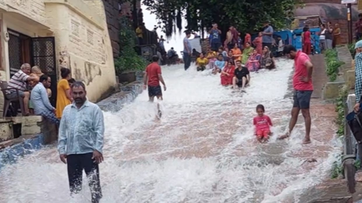 After heavy rains in Rajasthan, water came on the roads and schools were closed