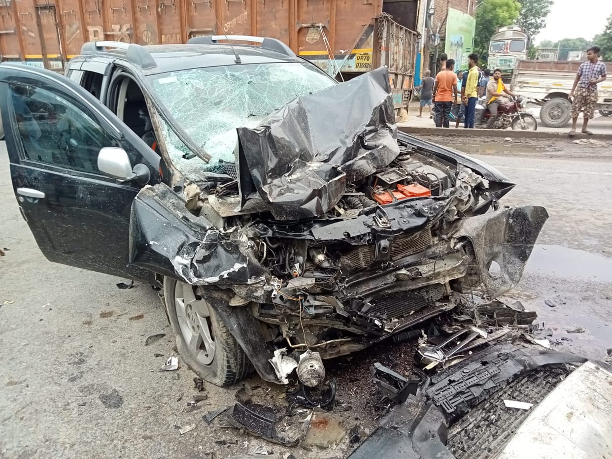 Road Accident in varanasi SUV car going from Chandauli to Vindhyachal collides with truck