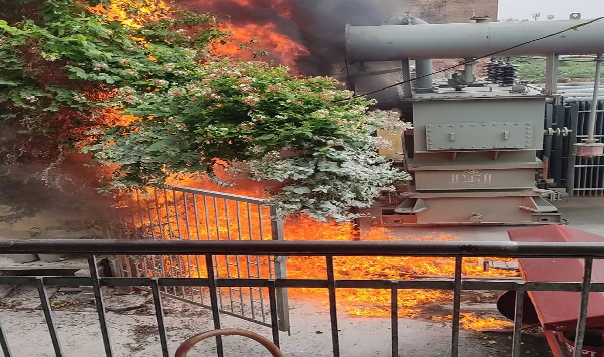 Massive fire broke out at Chaukaghat Electric Substation  in varanasi fire brigade reached
