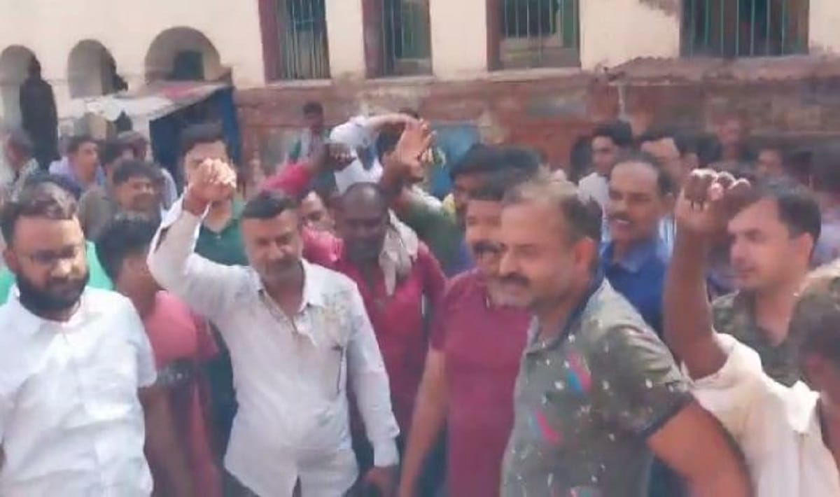 Big action of commercial tax department in Varanasi raids on three places iron traders