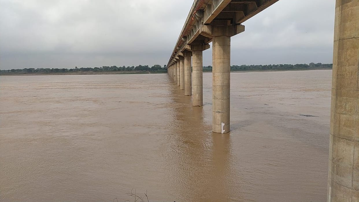 Yamuna's water level reached 106.80 meters, harvesting started