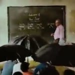 छाता लगाकर पढ़ते छात्र।